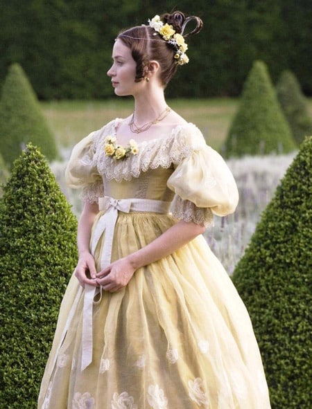 Эмили Блант в желтом платье в викториаском стиле